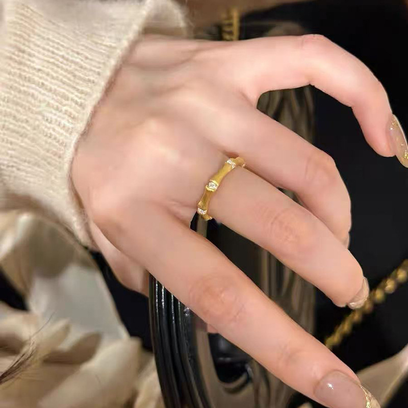 韓国版の不規則な925スターリングシルバーの女性用多用途リング、ニッチなインスタイルのデザイン、色あせしない組み合わせリング