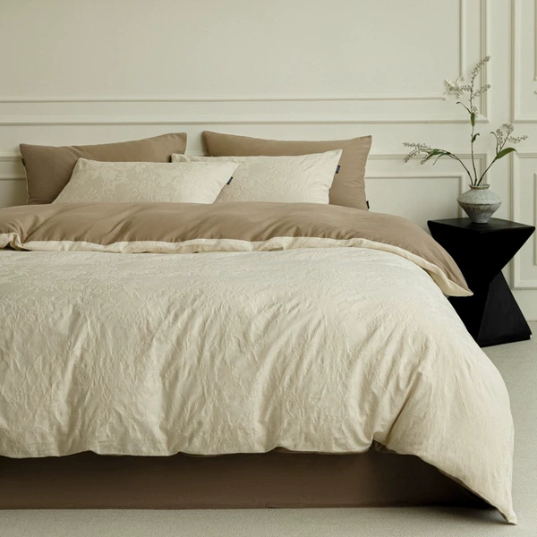 Dark fragrance and sparse shadow-milk white