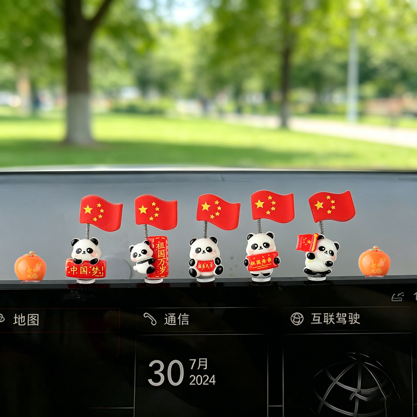 2026 decoraciones de automóviles consola nueva bandera panda decoraciones dibujos animados adornos de escritorio de automóviles eléctricos lindos