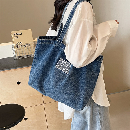 水洗牛仔布单肩包包女字母大容量通勤手提女包休闲学生上课书包