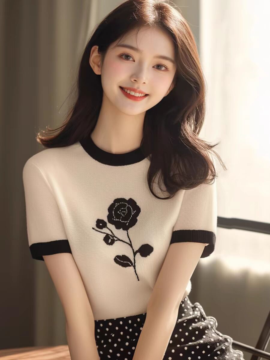 Áo thun nữ ngắn tay chất liệu cotton pha sợi mát, form ôm nhẹ — trắng