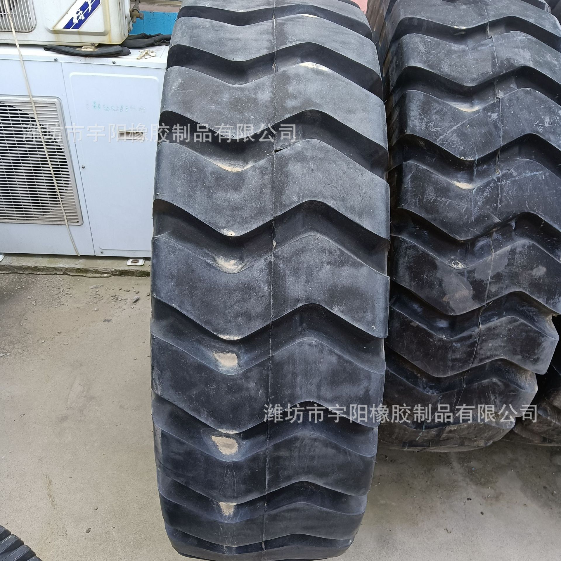 13.00-25 矿山宽体自卸车轮胎  斜交工程机械轮胎
