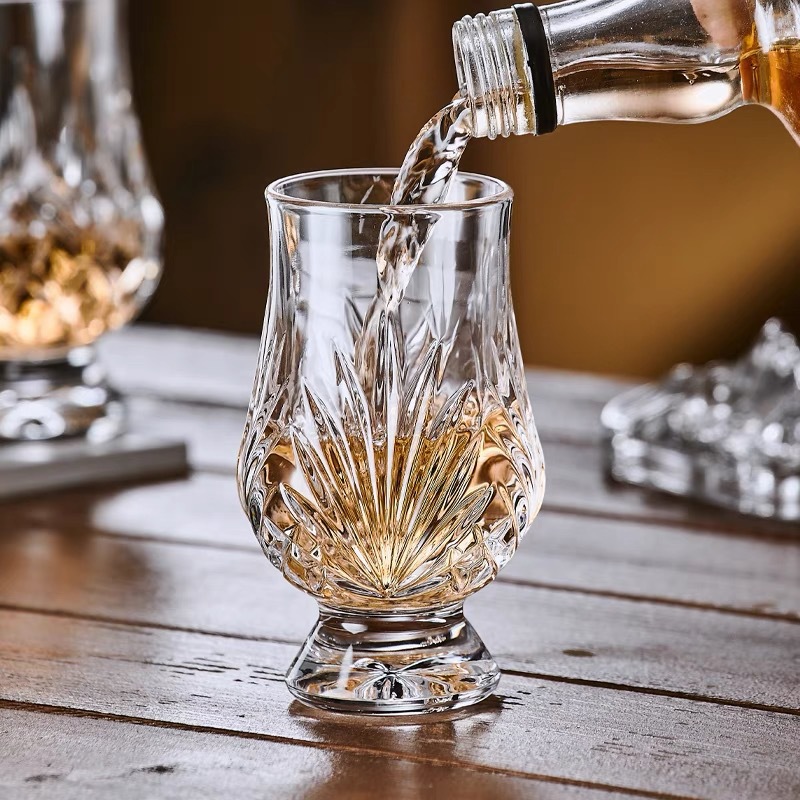 Nuevo vidrio de cristal olor taza de sabor profesional de whisky taza de vino de flores extranjeras talladas taza de bambú conjunto de soporte de taza