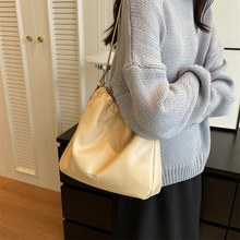 2025新款高端小众设计腋下包时尚休闲单肩包潮流个性简约的斜跨包