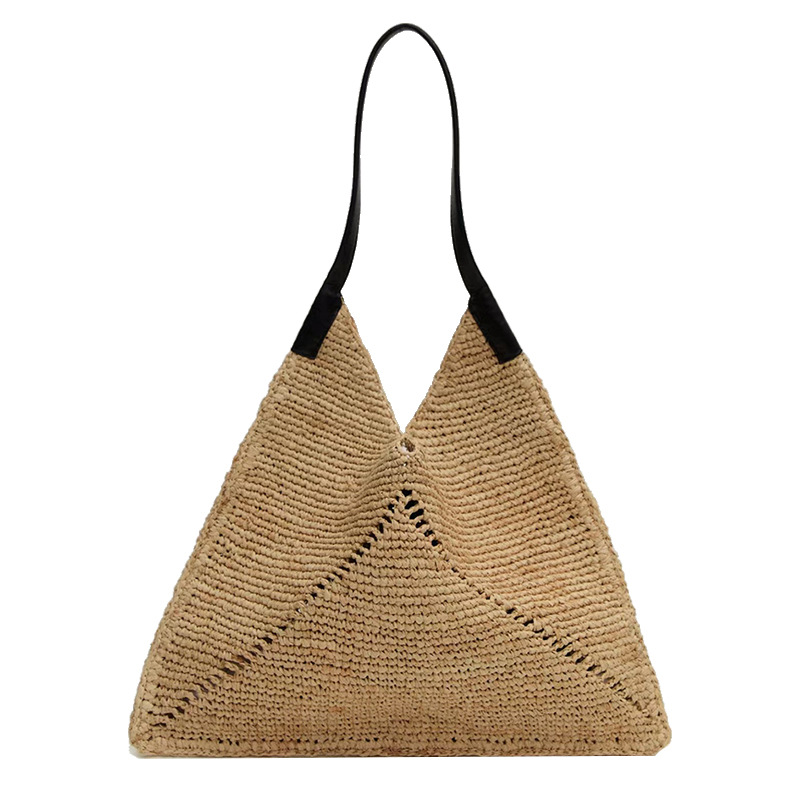 Instagram-Influencer mit dem gleichen Auto, das eine faltbare Handtasche aus Stroh mit einer Schulter, eine gewebte Tasche, einen Strandurlaub näht_voghion.com