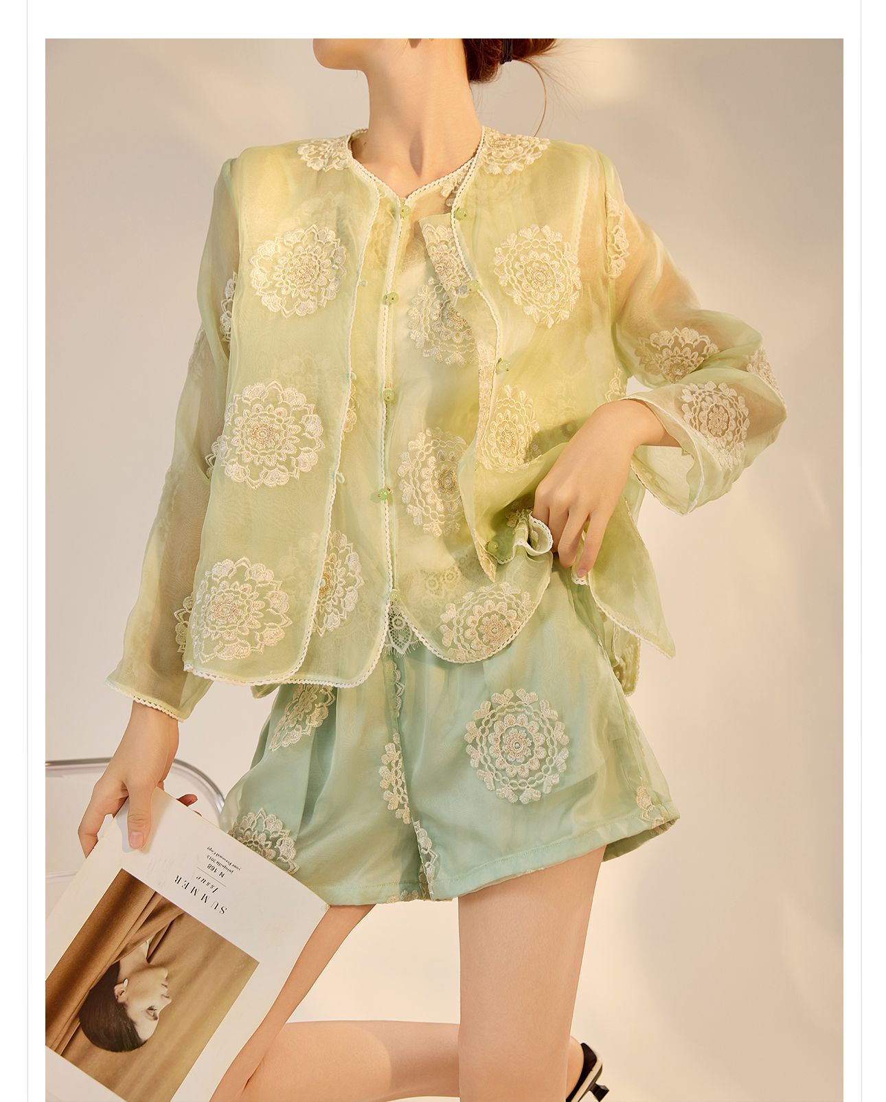 Bộ ba món áo khoác, áo vest và quần short lụa thêu sequin cao cấp kiểu Trung Quốc mới N3042 — Quần short xanh lục nhạt, Áo khoác xanh lục nhạt, Gi lê xanh lục nhạt chi tiết 8