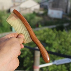源メーカー卸売りの黄花梨の長い柄の櫛に木の櫛をつけてマッサージします。
