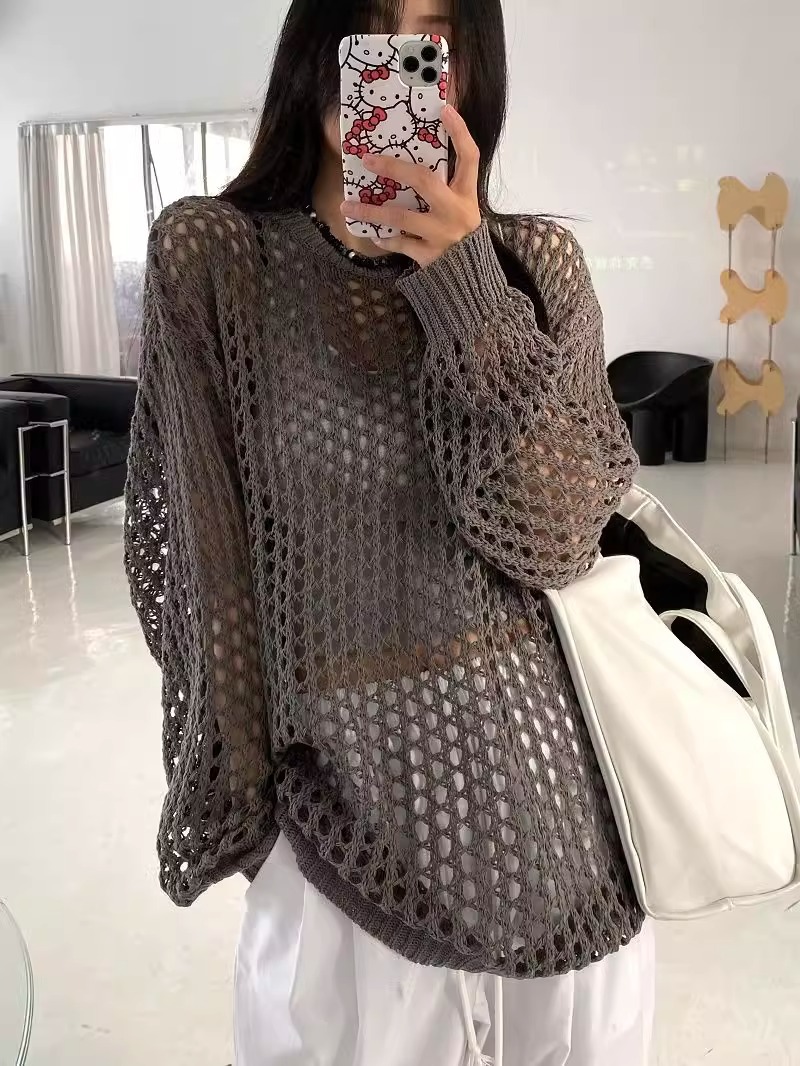 Camiseta de punto hueca ropa de protección solar para mujeres de verano delgada y suelta nicho chic y único colgar camisa de manga larga de moda