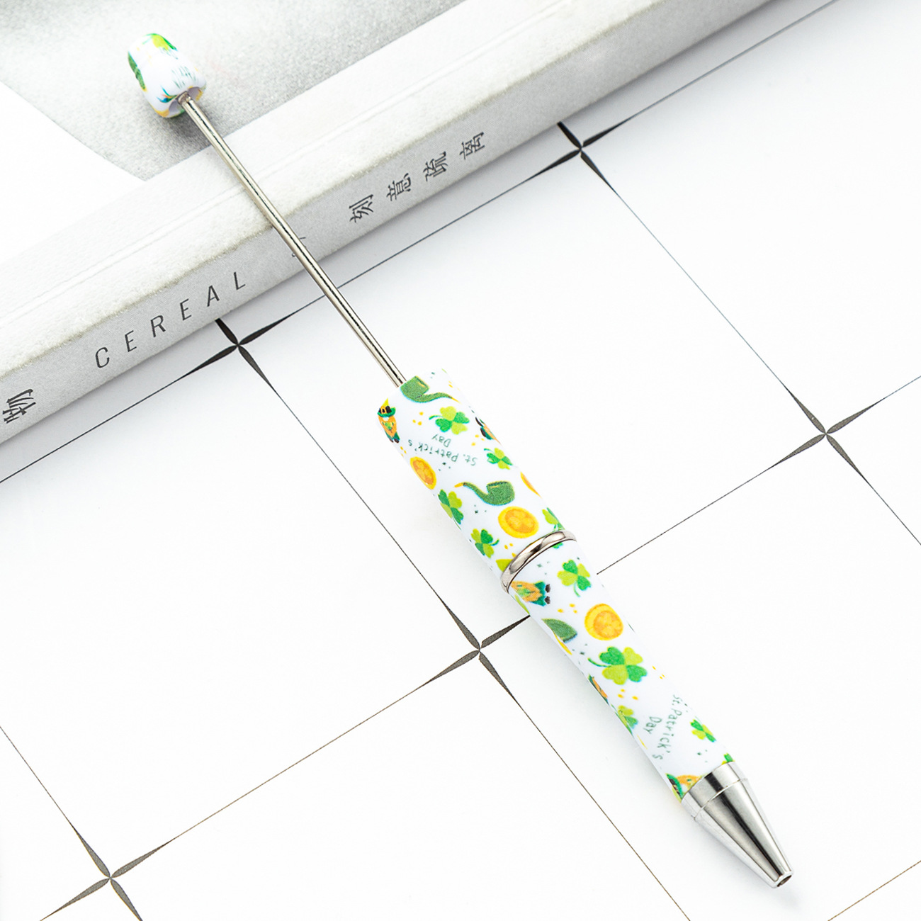 Bricolaje creativo trébol de cuatro hojas serie de cuentas pluma de impresión multicolor bolígrafo en stock al por mayor de plástico con cuentas pluma