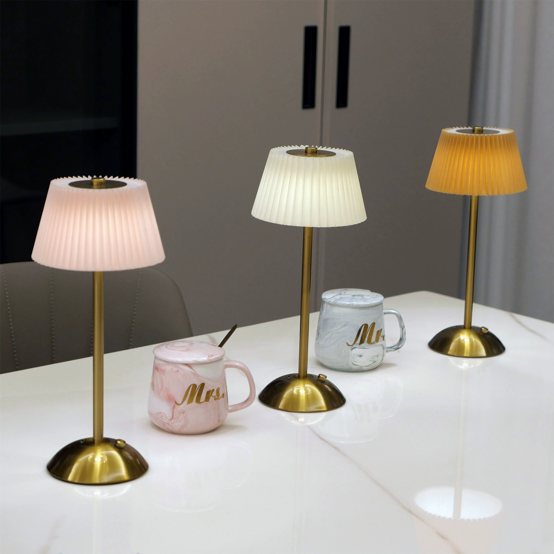 Современный простой складчатый тканевый металлический настольный светильник, атмосферный ночник для спальни, перезаряжаемый сенсорный ночник-орнамент.