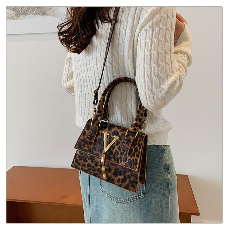 The new leopard print handbag is trendy and stylish. The crossbody bag has a simple texture and a spicy girl style. It is a unique single-shoulder small square bag undefined