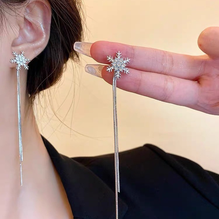 Pendientes largos con flecos elegantes y diamantes con aguja de plata Pendientes de todo fósforo de temperamento de nicho Pendientes simples y ligeros de lujo de alta gama Mujeres