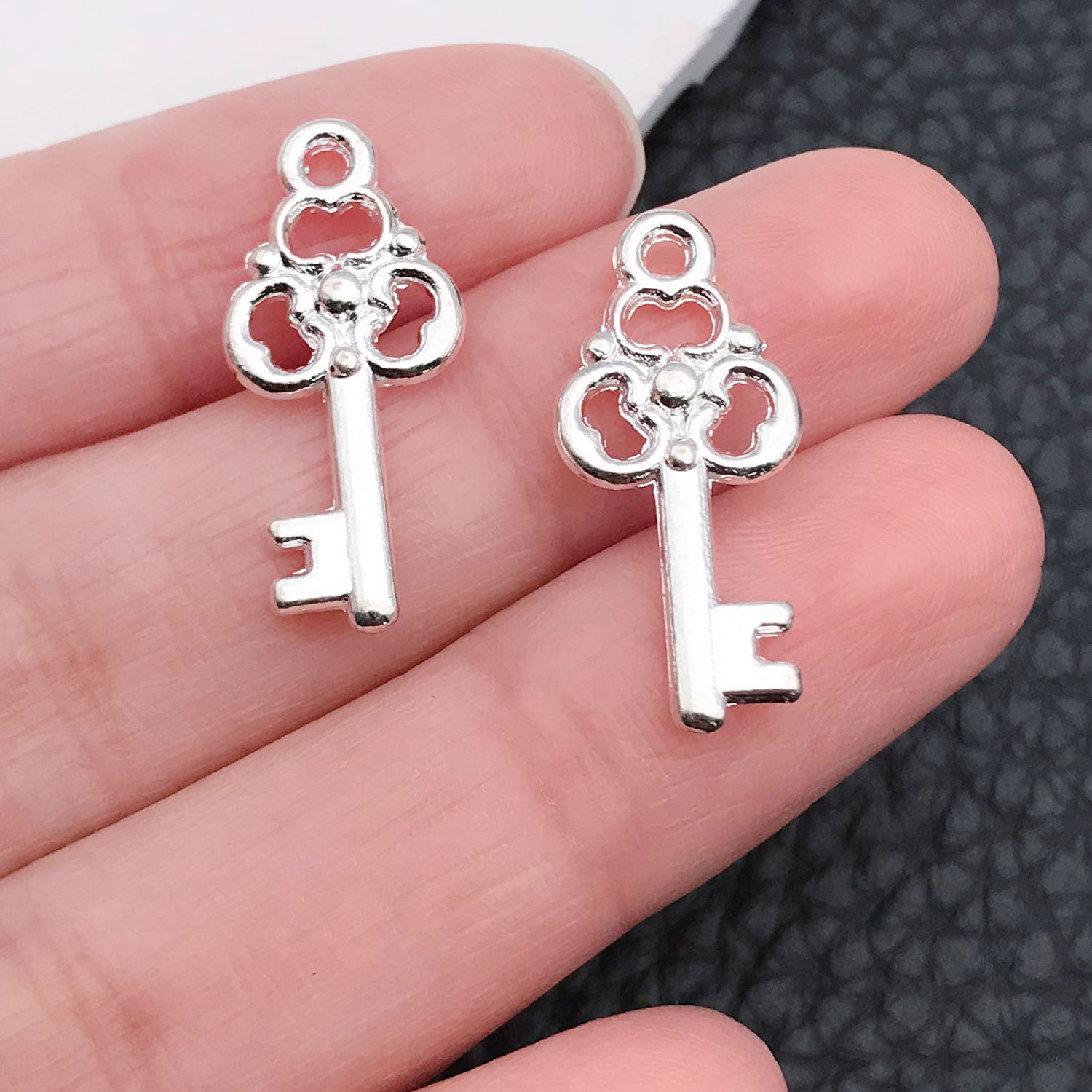 20964-X-亮银锌合金小钥匙10x23-0.8g