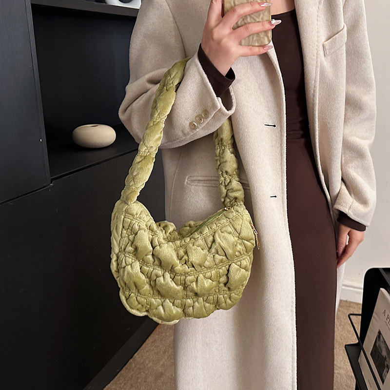 Nuevas nubes plisadas envuelven a las mujeres han bangchao nicho terciopelo envuelve albóndigas casuales envueltas en moda envueltas en un hombro y axilas