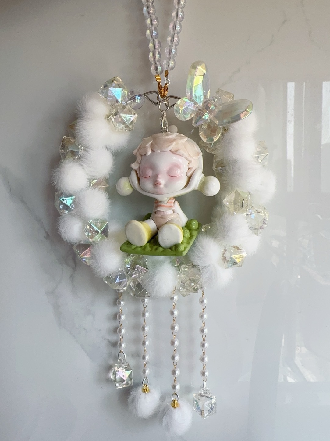 아기를 안고 있는 컬러 도금 나비 흰색 모피 공 모델