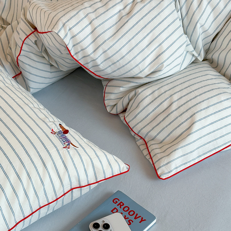 Conjunto de capa de edredão estilo coreano riscas azuis bordado cão_voghion.com