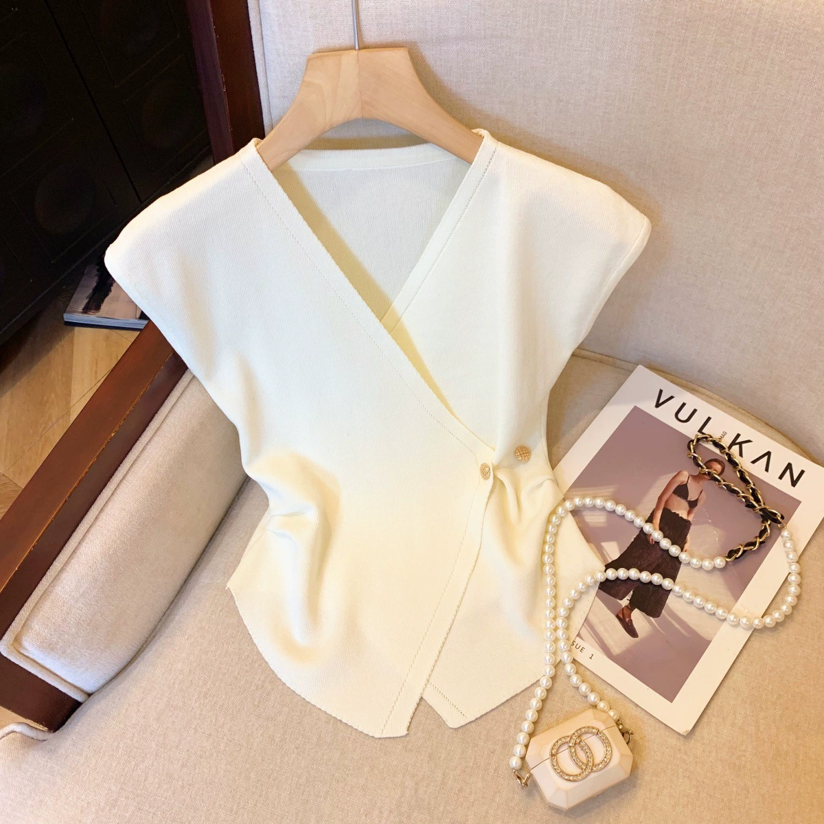 Реальный выстрел нерегулярный крест V-образный свитер женский летний 2025 дизайн маленький летающий рукав футболка шикарный топ