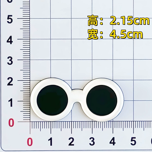White sunglasses (height 2.15*width 4.5)