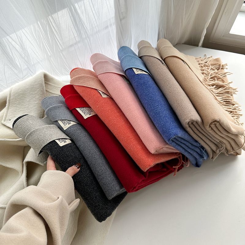 純色はカシミヤのマフラーをまねています。|undefined