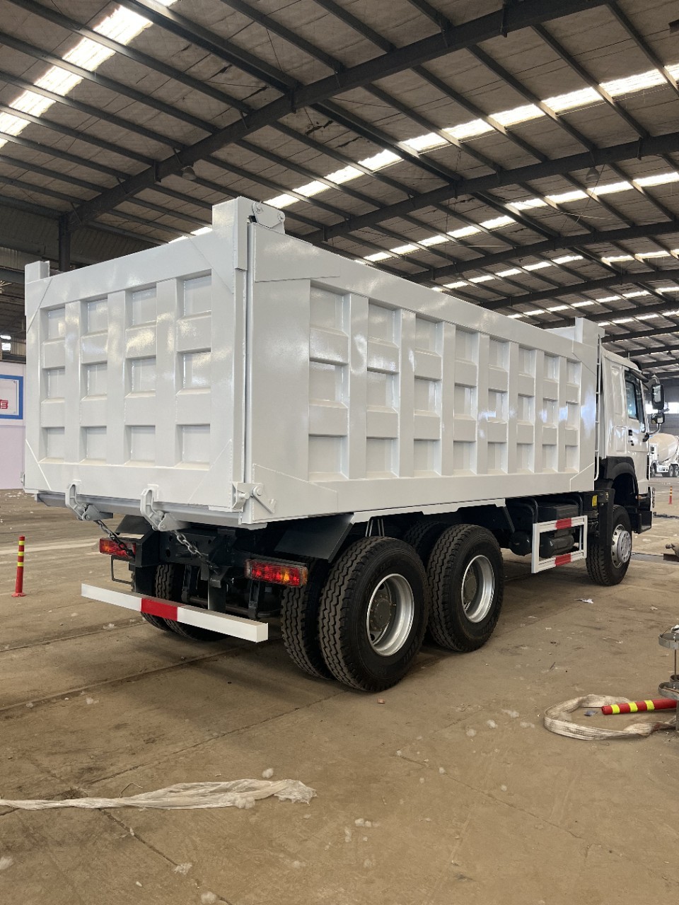 Export refurbished heavy-duty 6×4 HOWO cargo dump truck, 10-wheel rear-tipping 6x4, direct from the manufacturer