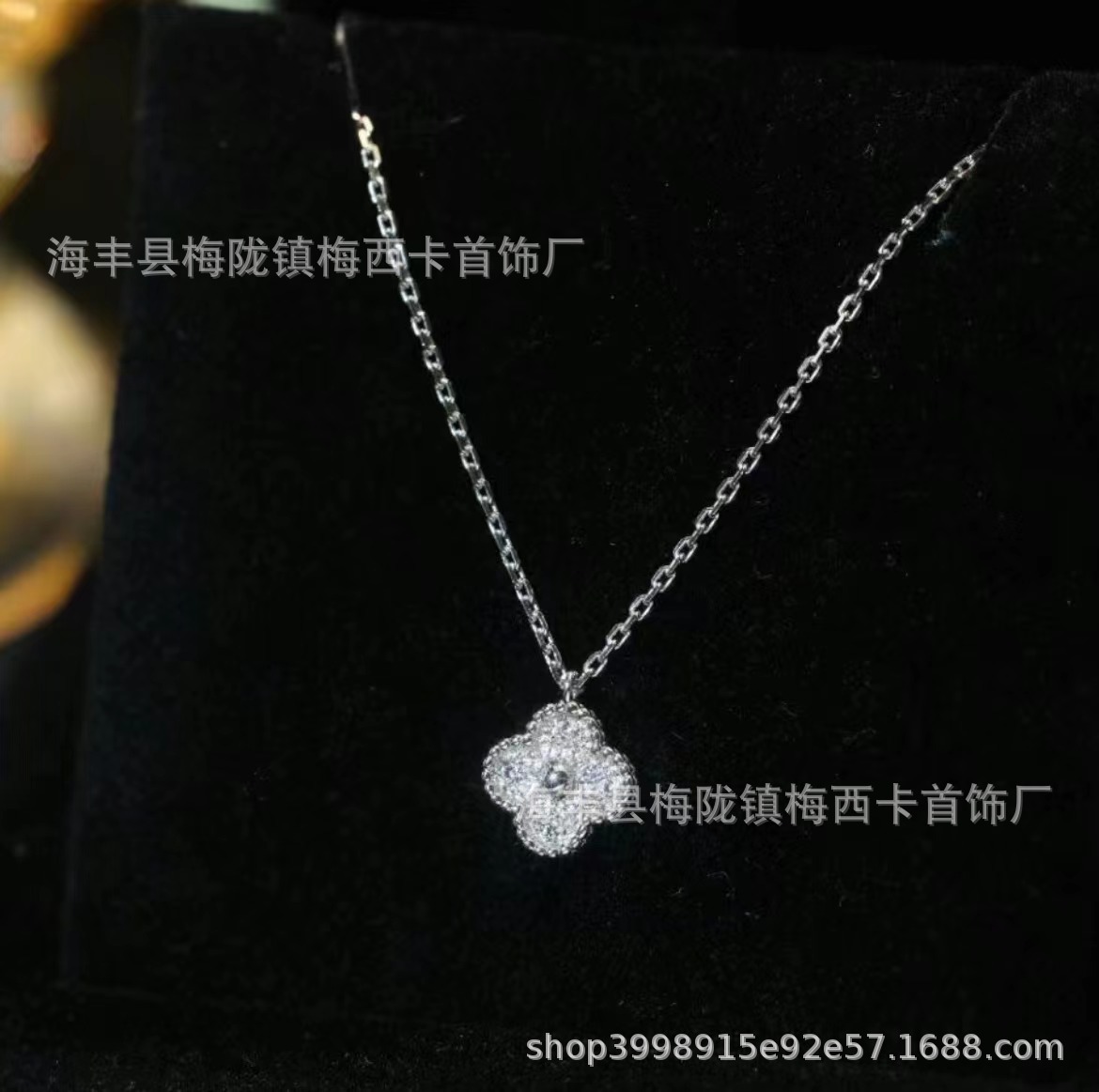 Alta edición V collar de trébol de la suerte de oro sola flor colgante de cadena de clavícula de doble cara gruesa de oro real galvanoplastia ventas directas de la fábrica