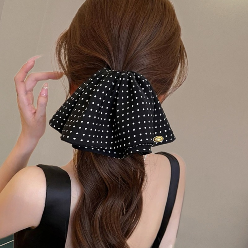 238 черная юбка в горошек с заколкой в хвост