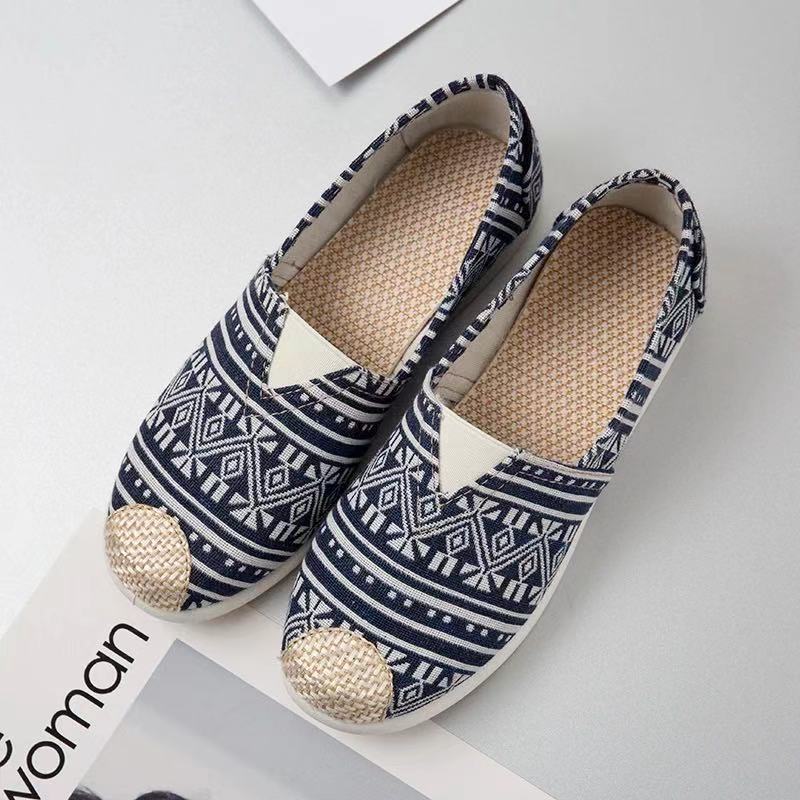 Primavera y verano nuevos zapatos de mujer zapatos de tela viejos de Beijing zapatos individuales zapatos de lona de celebridades de Internet casuales de mediana edad y ancianos zapatos de pescador de suela suave antideslizante