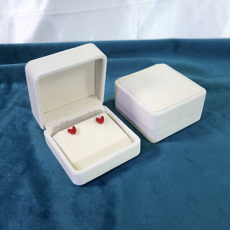 Off-white earring box; rounded velvet box
