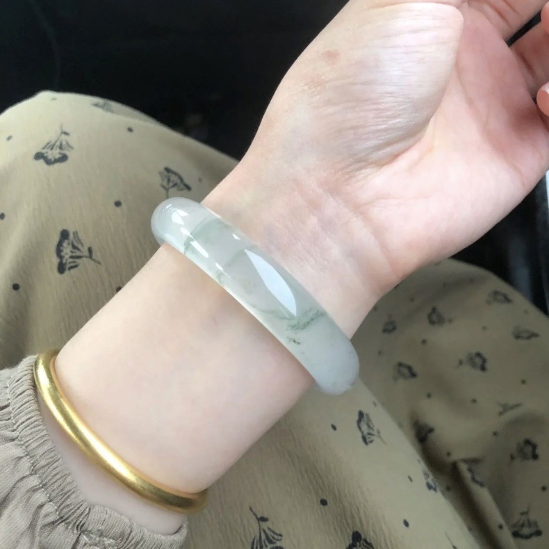 Vòng tay ngọc bích tự nhiên Miến Điện cao cấp, màu xanh nhạt băng cao, đường kính trong 52–64 mm chi tiết 4