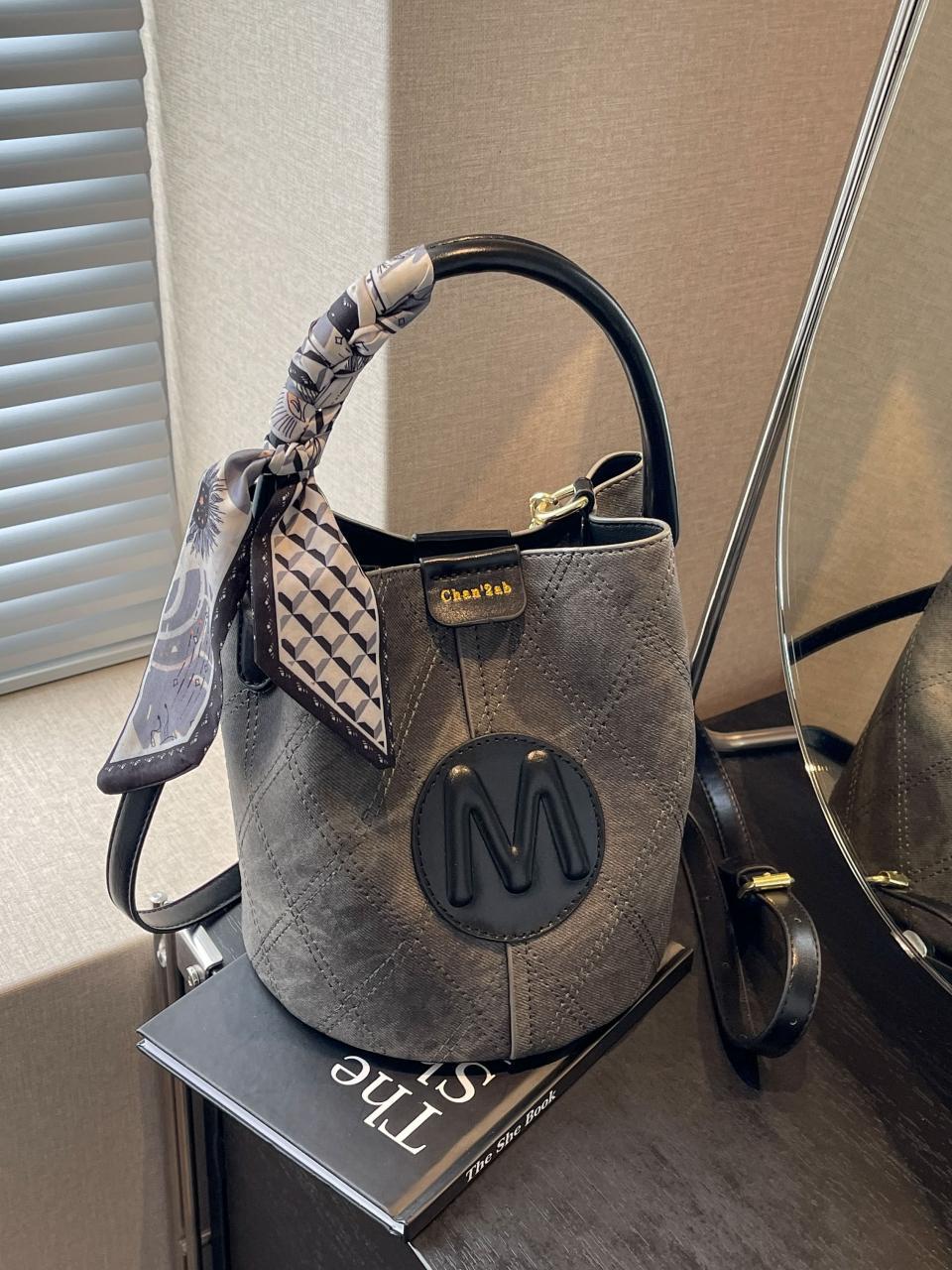 Bolso de cubo para mujer 2025 nuevo bolso de mano de estilo explosivo de color en contraste transfronterizo de moda bolso de mensajero de un solo hombro con textura de alta gama retro