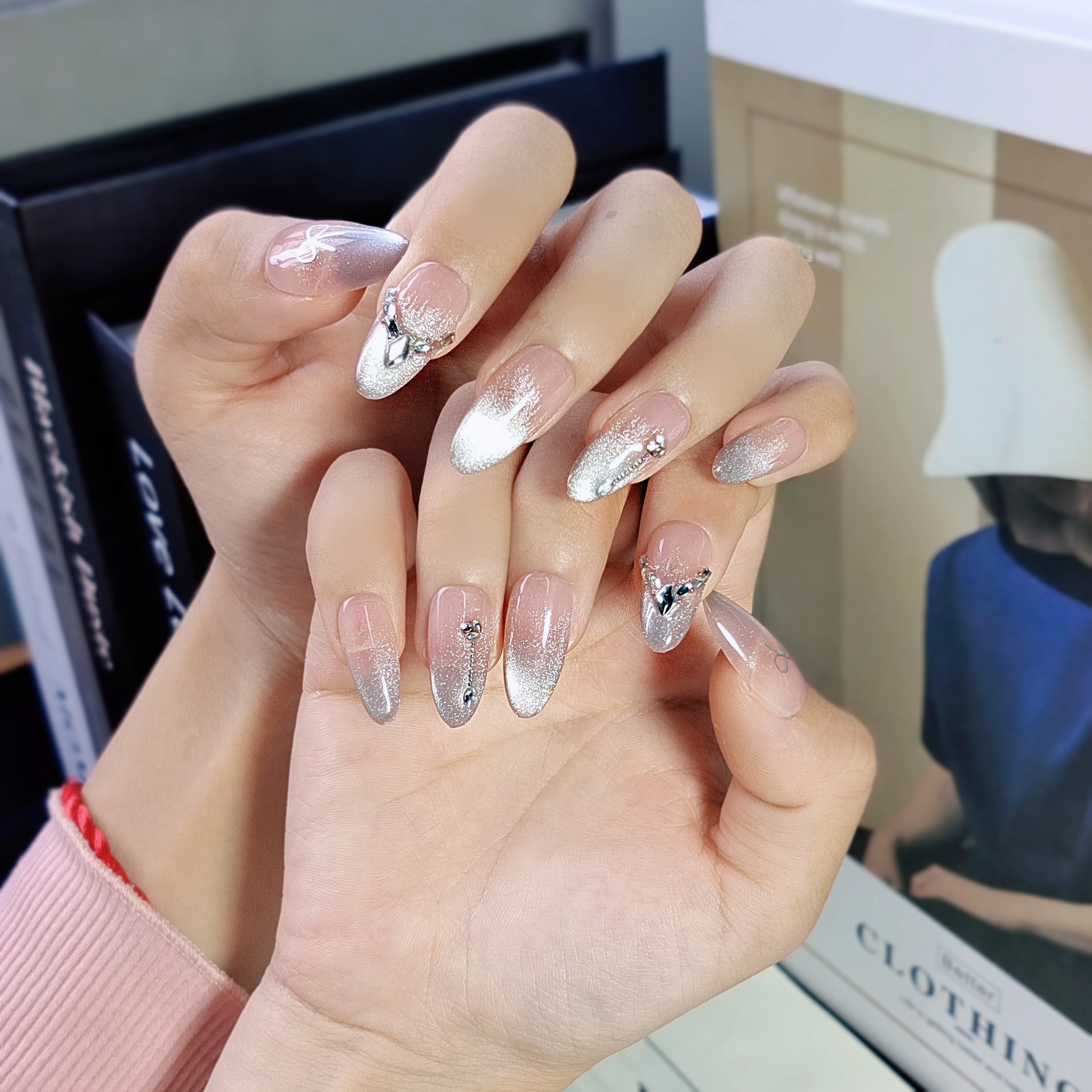 Yiyi baila luz brillante brillante (óvalo medio) armadura de vestir hecha a mano sirena ojo de gato manicura larga de estilo europeo y americano