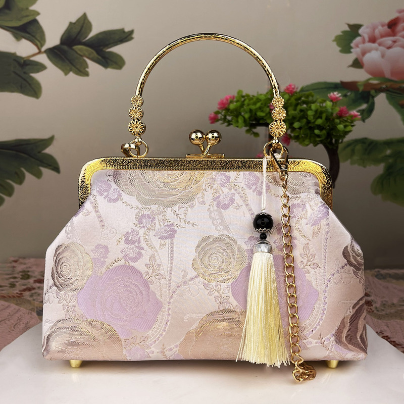 新製品のシンプルなチャイナドレスのカバンを斜めに掛けて三用のハンドバッグを使ってクロスボーダーの女性バッグを持っています。|undefined
