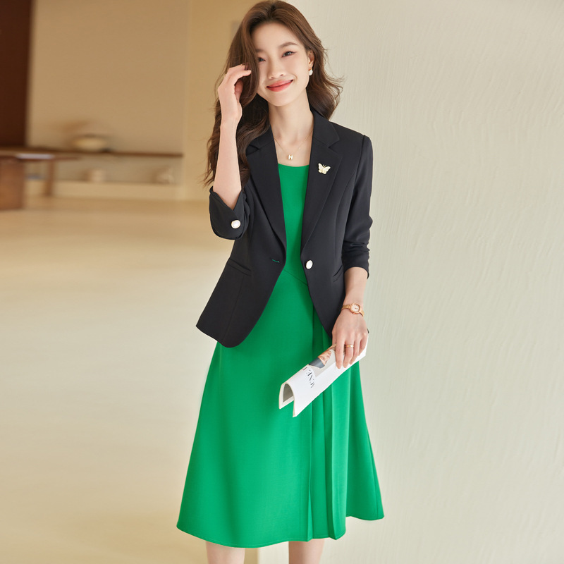 Red small suit jacket for women Spring and Autumn 2023 new slim temperament goddess style casual short suit top Red small suit jacket for women Spring and Autumn 2023 new slim temperament goddess style casual short suit top