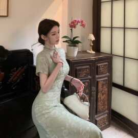 新中式国风清冷感绿色改良旗袍性感风情万种绝美挂脖连衣裙女夏季