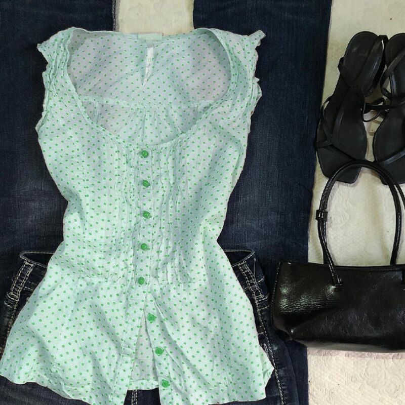 Green Polka Dot Shirt, Sleeveless Top, Niche Design, Stylish and Sweet, Slimming and Versatile, with a Unique Design