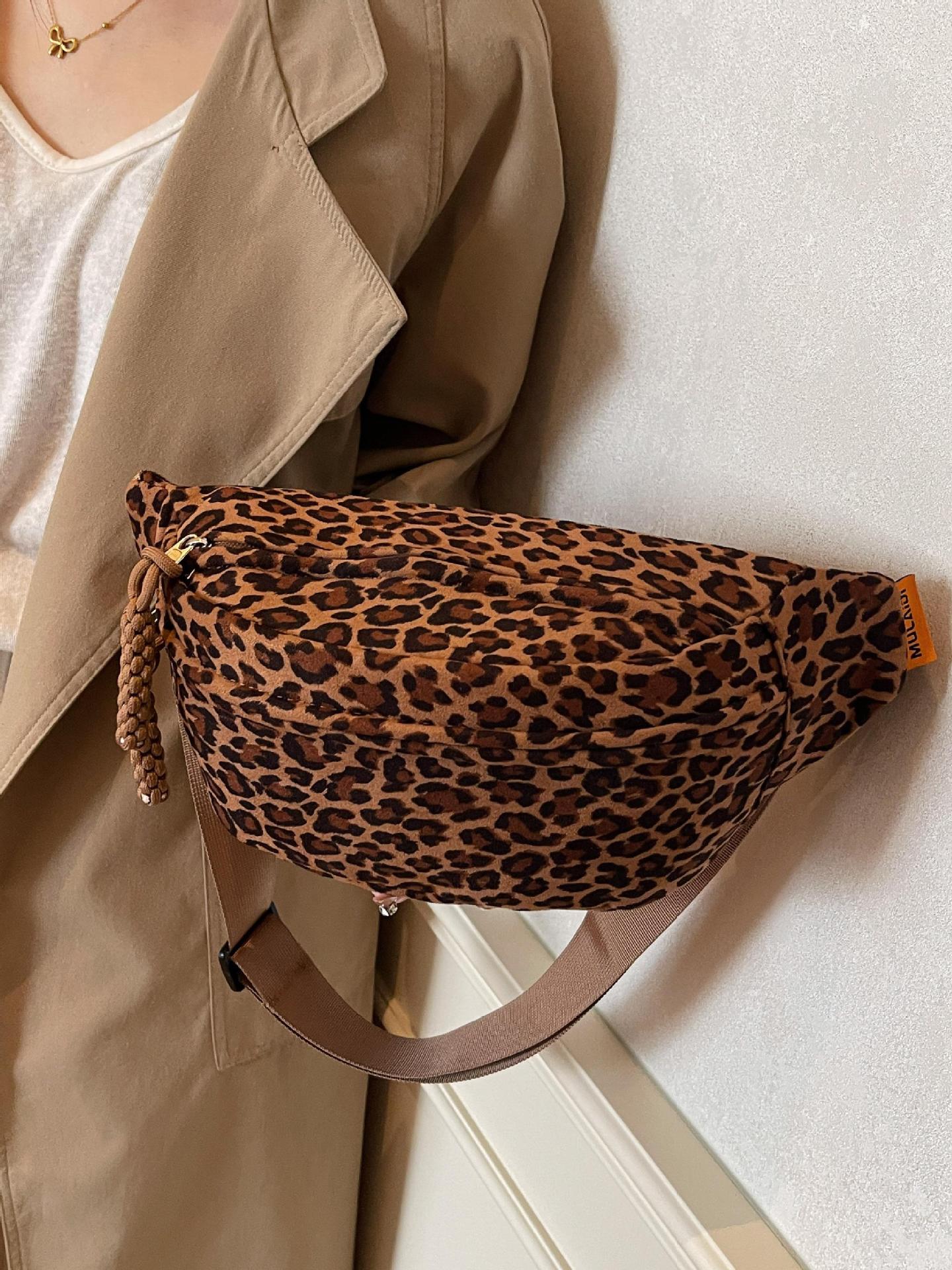 Otoño y invierno super caliente nicho leopardo bolso mochila para mujeres 2025 nuevo retro bolso de pecho universal bolso de cintura universal