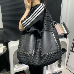 国境を越えてアマゾンの人気レトロなメッシュバッグを提供する大容量シングルショルダーバッグパンク風リベット