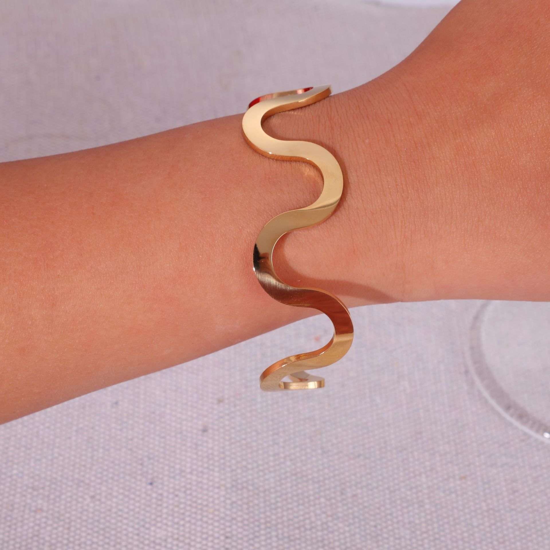 Pulsera de patrón de onda irregular de acero inoxidable estilo INS europeo y americano 18K oro todo fósforo diseño simple sentido joyería mujer