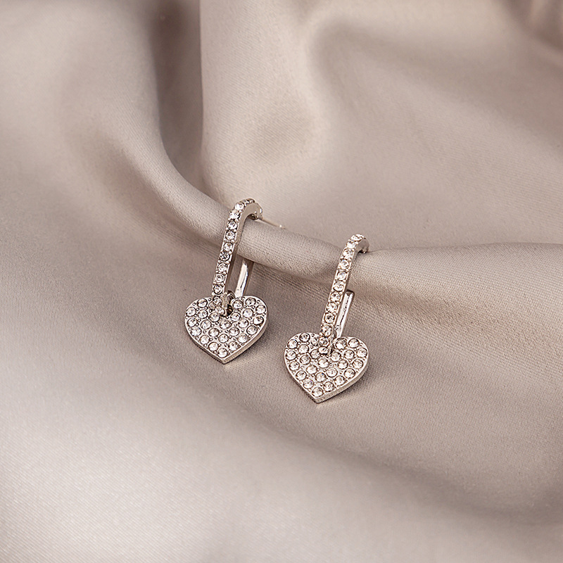 Pendientes De Aleación De Diamantes Microincrustados Femeninos En Forma De Corazón Dulce De Moda display picture 4