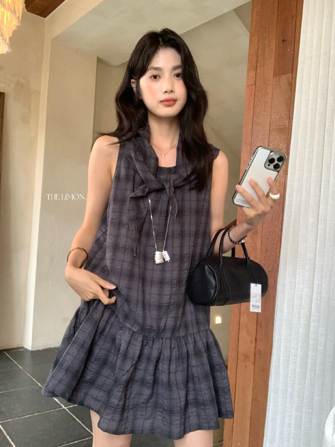 Đầm suông nữ midi họa tiết kẻ ô phong cách học sinh, tay không, viền bèo nhún, thiết kế thanh lịch mùa hè 2026 — kẻ ô chi tiết 3