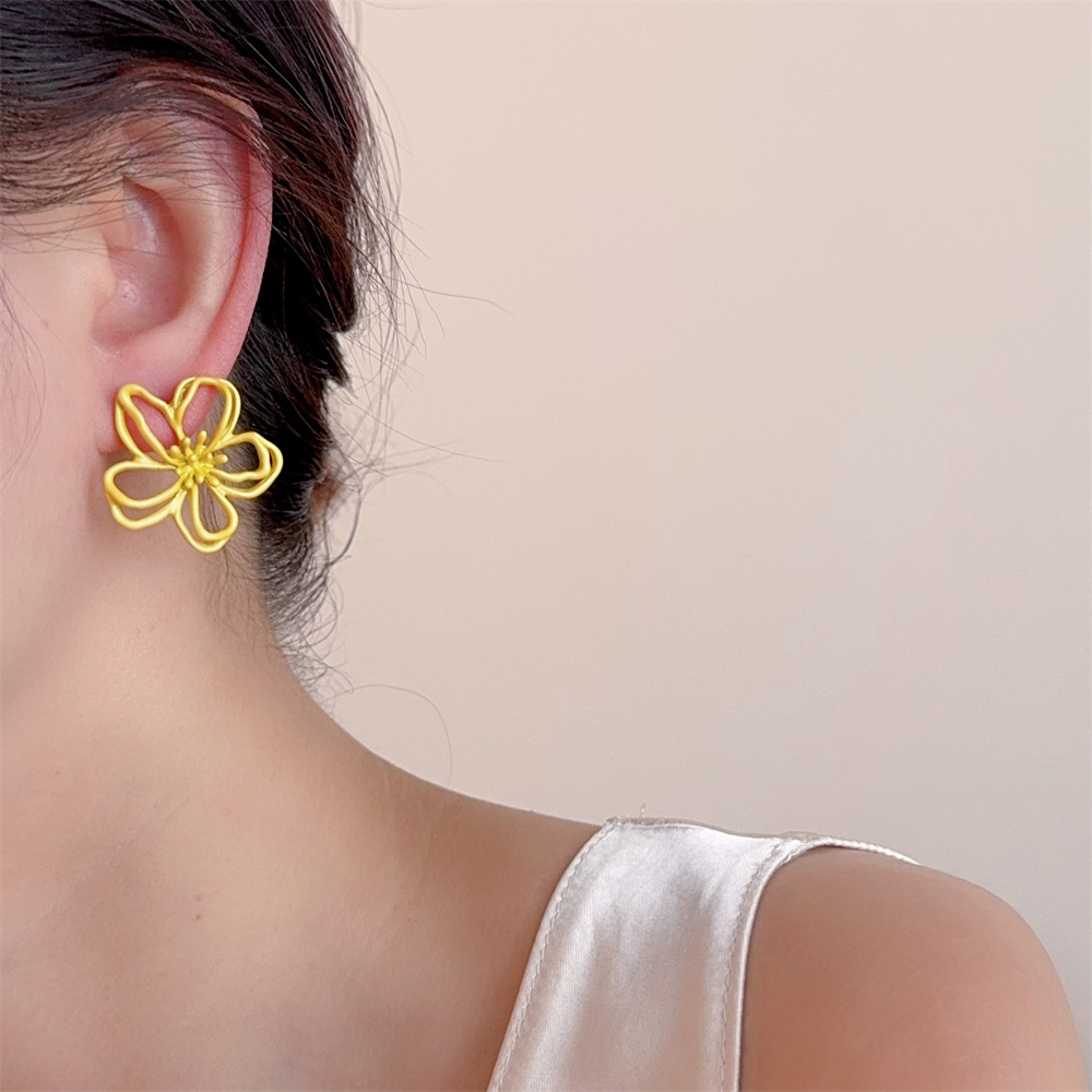 9g Weight 925 Sterling Silver Ear Needle Material Ear Studs Classification 1 Pair Quantity Holiday, Daily Occasion Alloy Material Flower Pattern All Seasons Season Women's Gender Elegant, Vintage Style, Sweet Style 1 Pair Elegant Vintage Style Sweet Flower Alloy Ear Studs 4