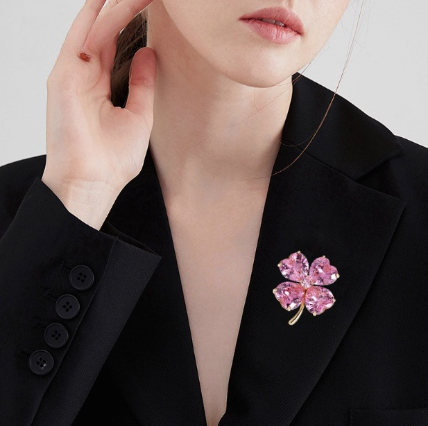 精致时尚粉色幸运四叶草胸针女高端衣服别针高级感轻奢胸花配饰品|undefined