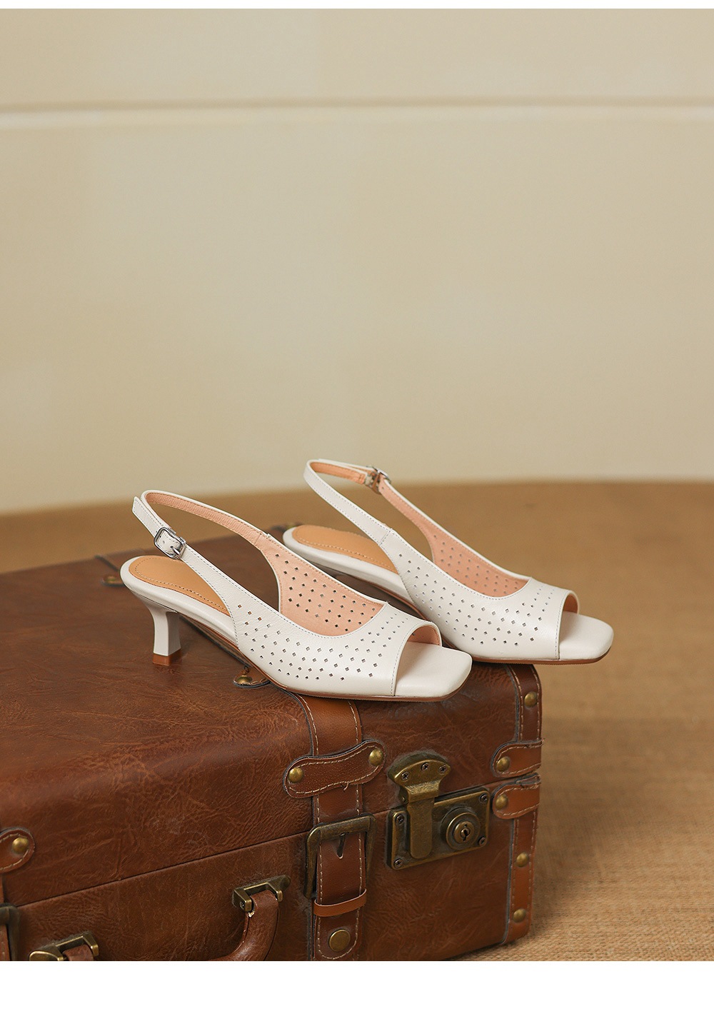 Sandal nữ đầu vuông hở ngón chân da bò thô gót thô cao — màu trắng ngà chi tiết 16