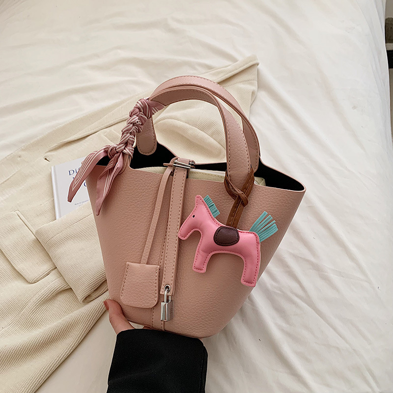 Bolso de diseño de nicho de estilo occidental de alta gama para mujer 2023 nuevo bolso de cerradura de red popular bolso de cubo de todo fósforo