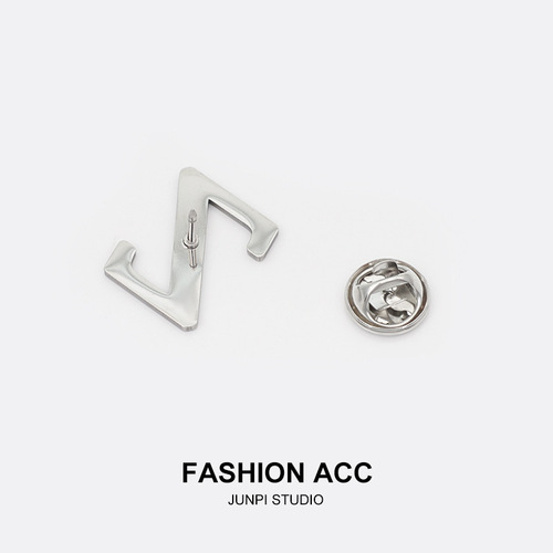 Titanium steel 26 English letter brooch for men and women, simple pin badge pin decoration, Xiao Zhan's same style clothing accessories