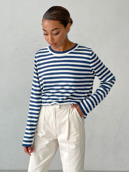knitted spring classic retro sweater with a round collar