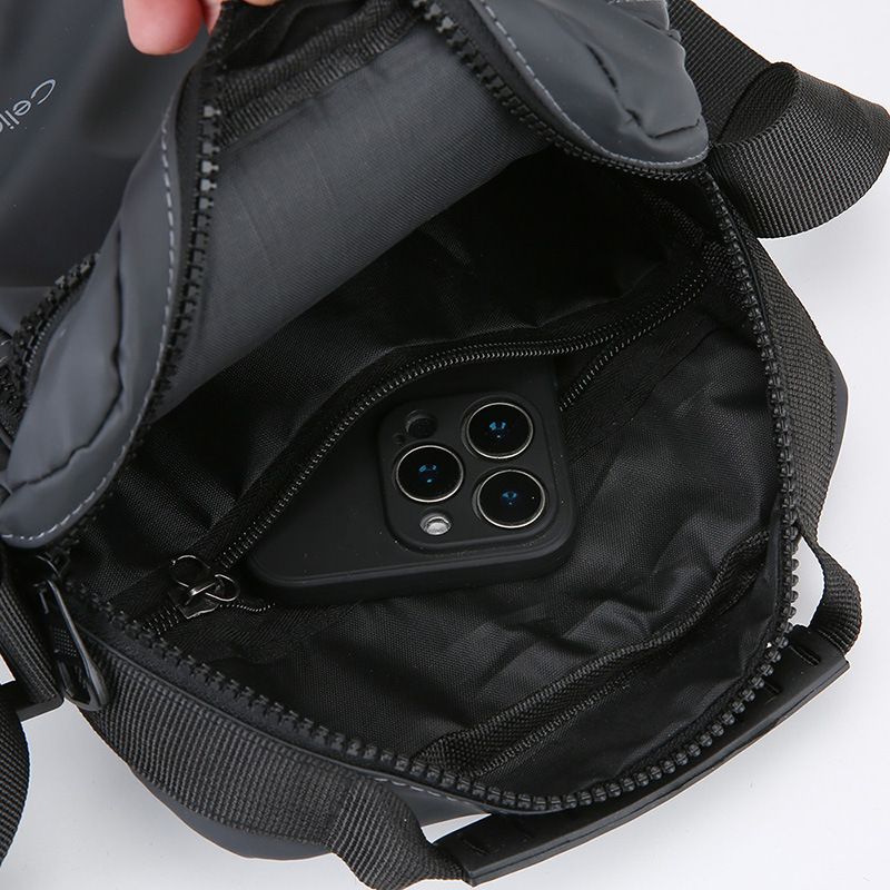 Bolso pequeño para hombre 2025 nuevo bandolera de un solo hombro mini pequeña cremallera multicapa casual moda todo fósforo pequeño bolso de hombro