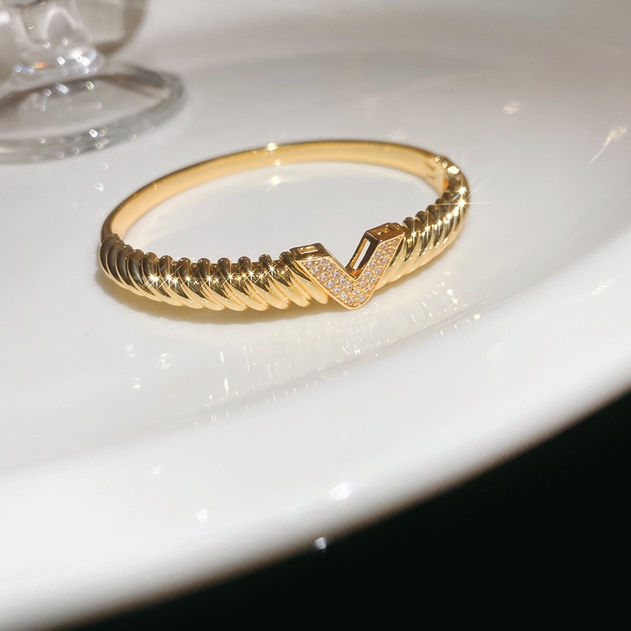 Pulsera Abierta con Letras Incrustadas de Diamantes y Baño de Oro Real, Pulsera Versátil de Nicho, Nuevo Modelo 2026, Joyería de Lujo Ligero de Alta Gama para Mujer