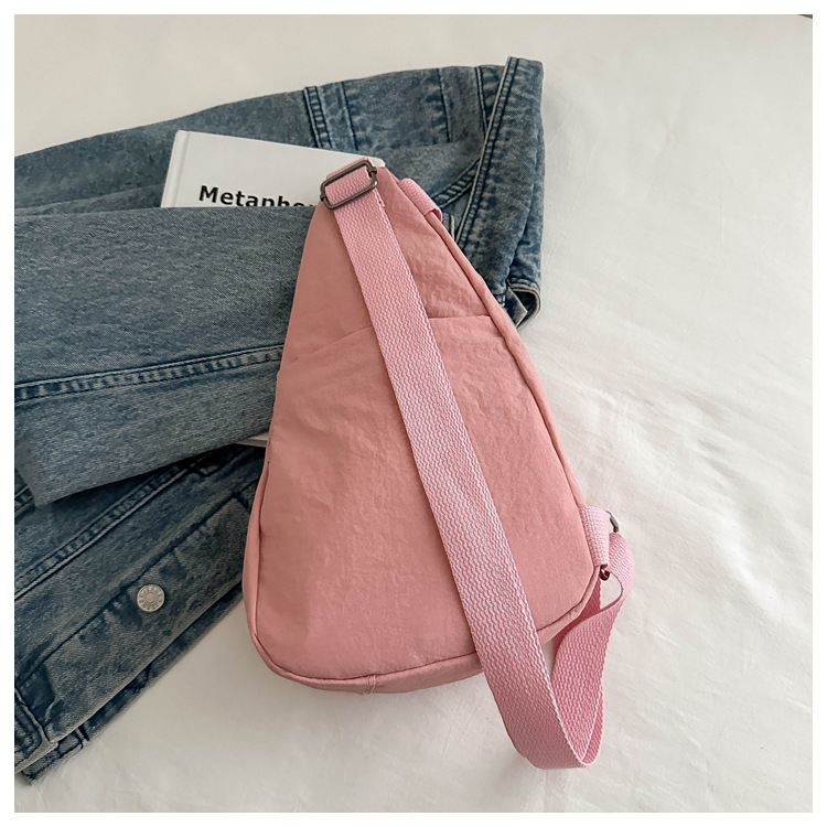 The new large-capacity, fashionable and versatile Korean casual chest bag for autumn and winter, as well as the simple travel canvas bag, are selling well among women undefined