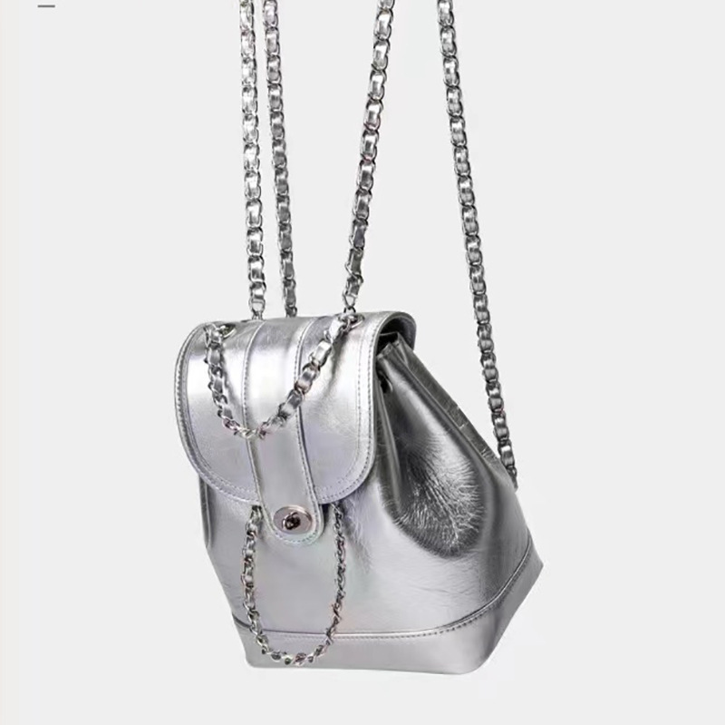 Mochila con cadena de metal y tapa abatible de estilo coreano, ligera y de lujo, mochila pequeña estilo Chanel, bolso versátil de gran capacidad para estudiantes y viajeros, bolso para mujer.